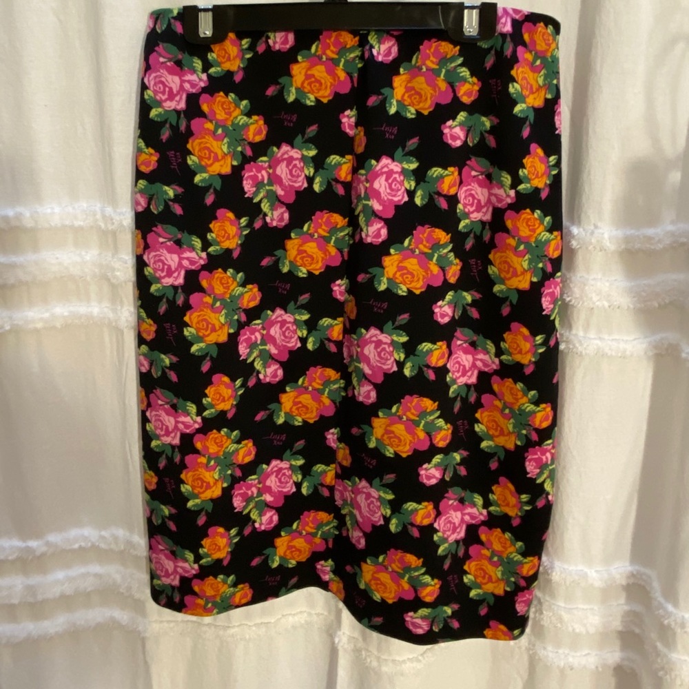 BETSY JOHNSON FLORAL PENCIL SKIRT 💐🌹🥀. M-L $25